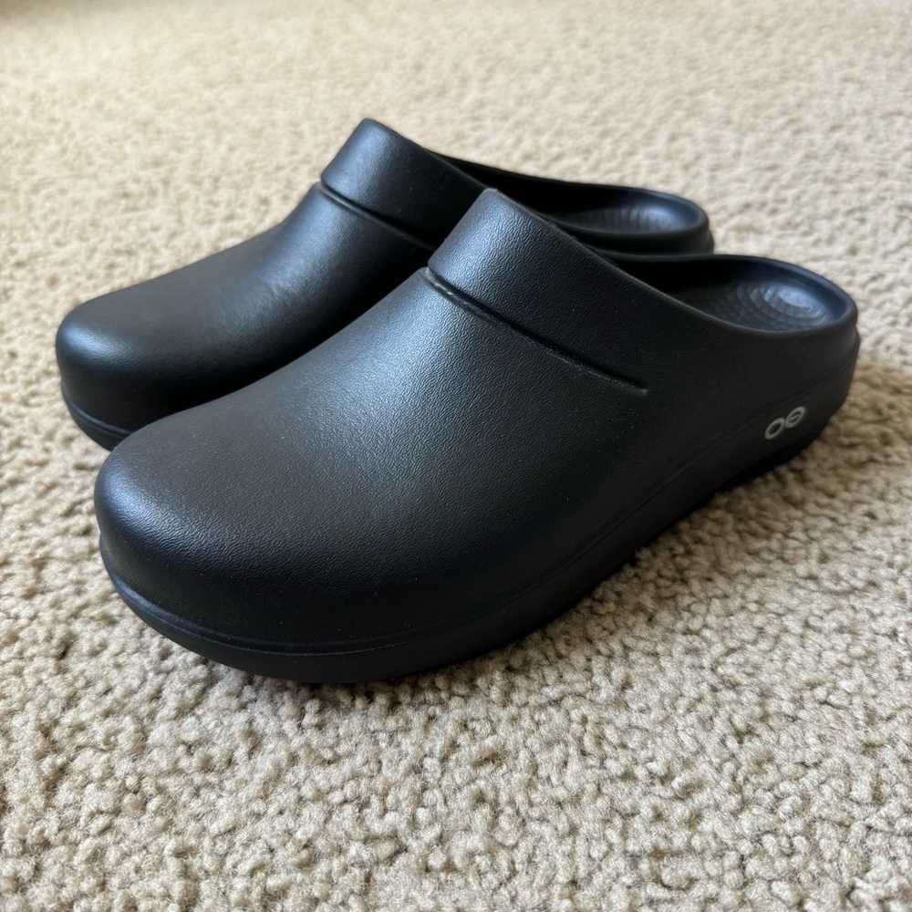OOFOS Black Mules Water-Resistant Professional Clogs